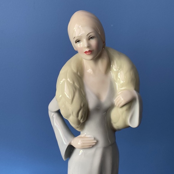Beautiful Vintage Royal Doulton Reflections Series Chic figurine - Picture 2 of 6